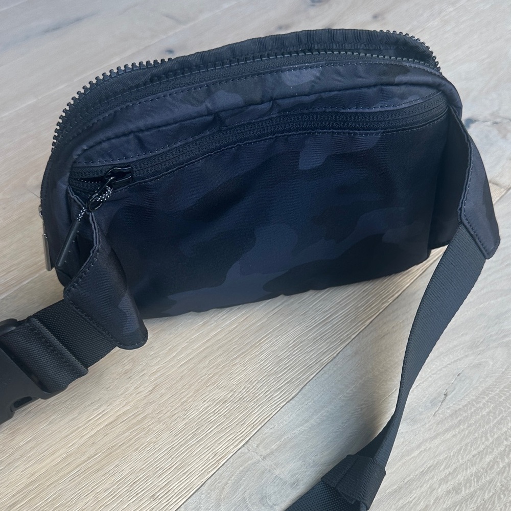 lululemon athletica Black Camo Waist Pack - Picture 2 of 4